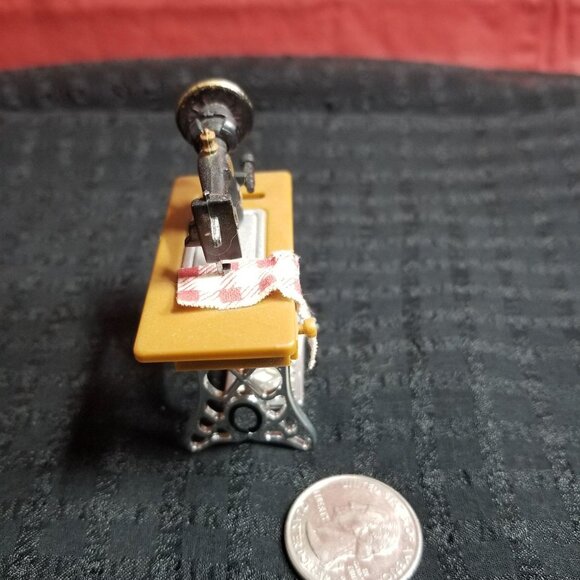 Miniature Doll House / Magnet Treadle Sewing Machi - Picture 2 of 5